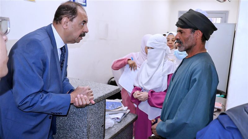 المحافظ في مستشفى سوهاج 