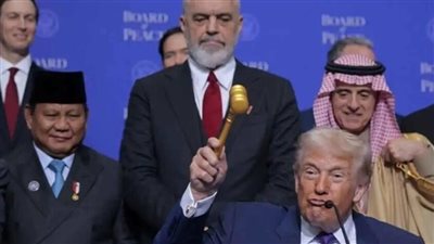 ترامب يثير الجدل بالاستيلاء علي مطرقة ذهبية بعد اجتماع مجلس السلام