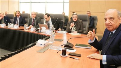 وزير الكهرباء يجتمع برؤساء شركات التوزيع لمتابعة الاستعدادات الجارية لمجابهة زيادة الاحمال وتأمين التغذية