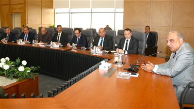 وزير الكهرباء يجتمع باللجنة الاستراتيجية لمتابعة إجراءات ترشيد الإنفاق واستهلاك التيار