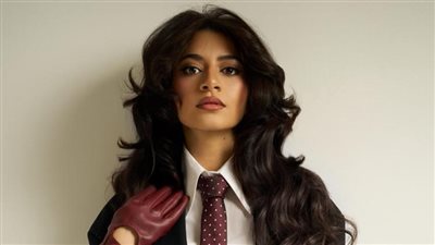 بسنت حاتم تخطف الأنظار بإطلالة فورمال جريئة وتلمّح لمفاجأة فنية قريبة