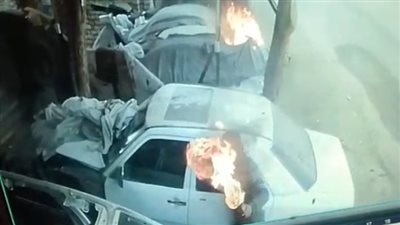 بالفيديو..إشعال النيران في 4 سيارات داخل ورشة سمكري بسوهاج بسبب خلافات سابقة