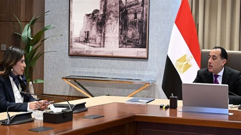 رئيس الوزراء ووزيرة الإسكان 