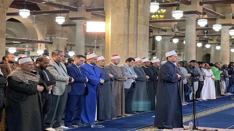 موعد أذان العشاء وصلاة التراويح