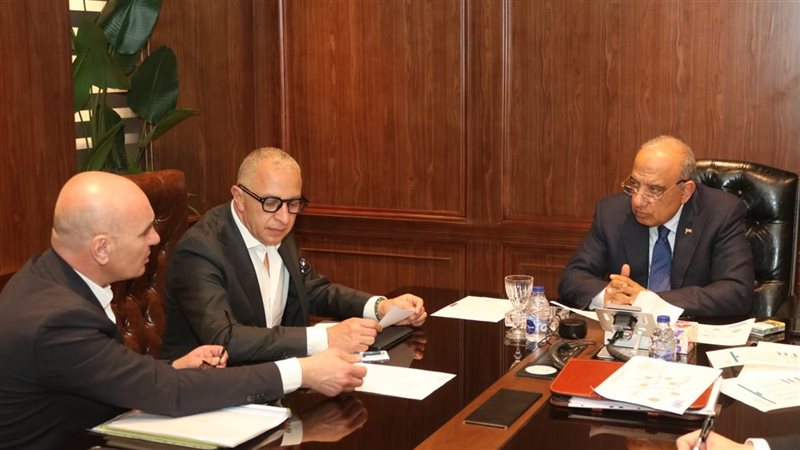 وزير الكهرباء مع