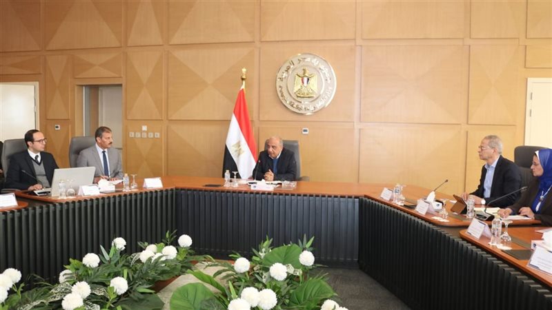 وزير الكهرباء يتابع