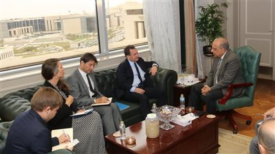 وزير الكهرباء يبحث مع سفير فرنسا بالقاهرة سبل تعزيز فرص الشراكة بمجالات الطاقات المتجددة