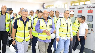 وزير الكهرباء في زيارة ميدانية لمجمع بنبان ومشروع أبيدوس 2 للطاقة الشمسية بأسوان