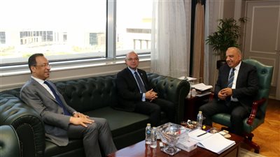 وزراء الكهرباء والاتصالات والاستثمار يبحثون توطين صناعة مراكز البيانات والاعتماد على الطاقة المتجددة 