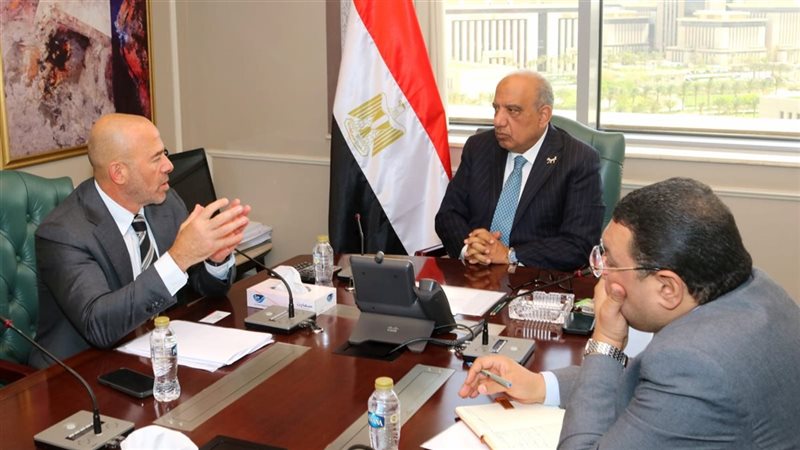 وزير الكهرباء خلال اللقاء