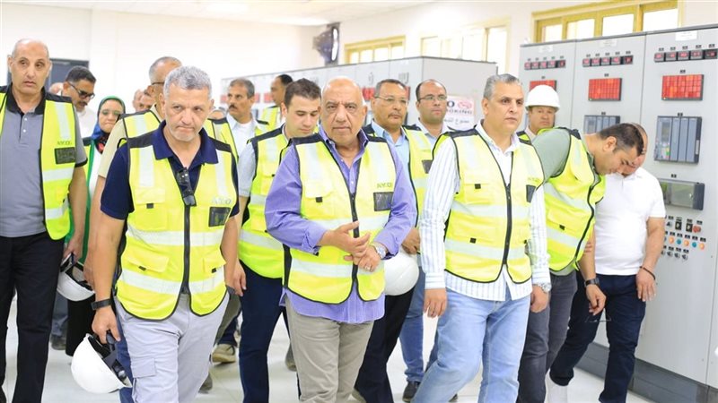 وزير الكهرباء خلال الجولة