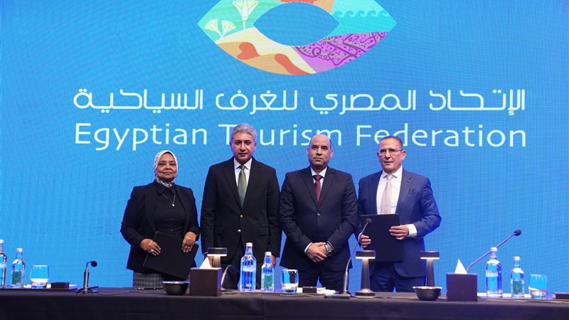 وزير العمل ووزير السياحة