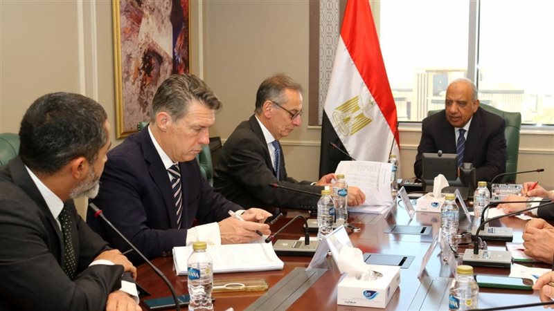 وزير الكهرباء خلال اللقاء