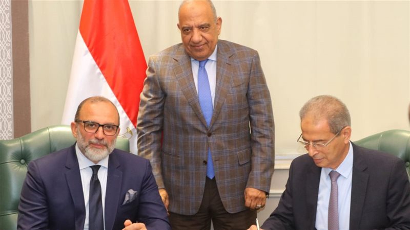 جانب من التوقيع