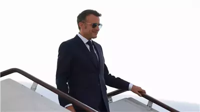 ماكرون يعلن حظر السوشيال ميديا لمن هم دون 15 عامًا في فرنسا