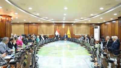رئيس جامعة بني سويف يستقبل لجنة قطاع الدراسات التجارية بالمجلس الأعلى للجامعات