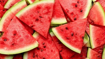 ماذا يحدث للكليتين عند تناول البطيخ يوميًا؟ فوائد مهمة وتحذير لهذه الفئات