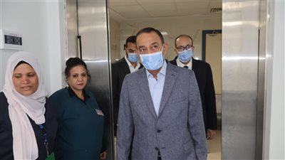 محافظ سوهاج يتفقد مستشفى طهطا العام ويفتتح معرضًا للمستلزمات المدرسية بتخفيضات تصل إلى 40%