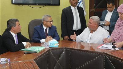 محافظ بني سويف يُناقش 25 شكوى خلال لقائه بأهالى مركز ناصر 