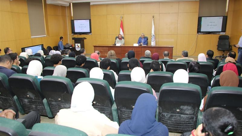 لقاء المحافظ بالمشاركين فى المبادرة