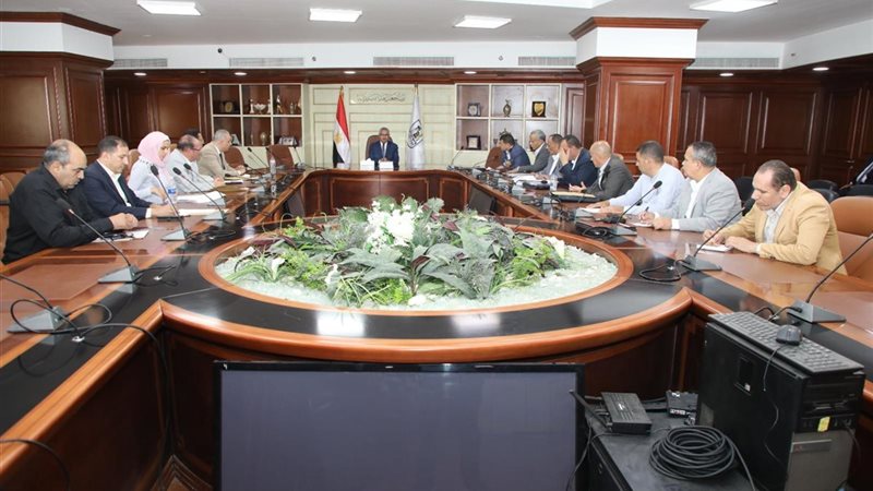 لقاء المحافظ مع المسؤلين