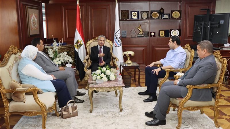 المحافظ مع الفريق