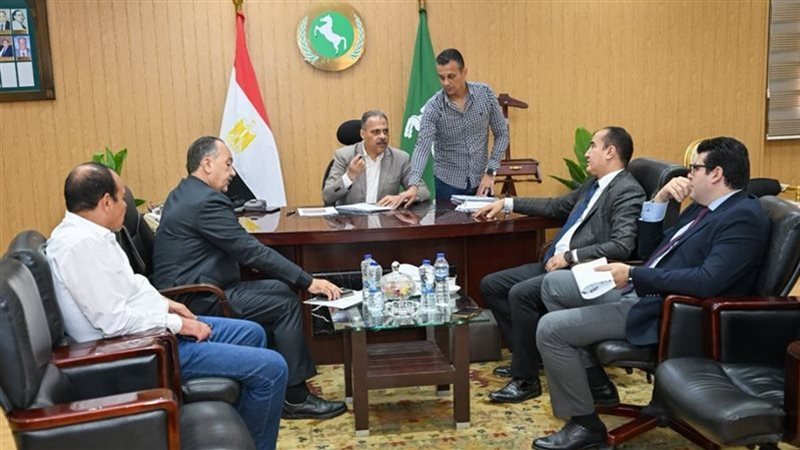 محافظ الشرقية خلال