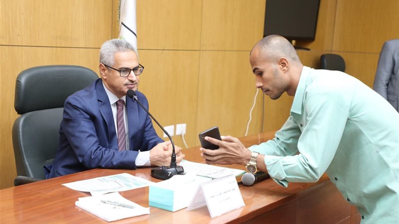 خلال اللقاء الأسبوعى للمحافظ بالمواطنين