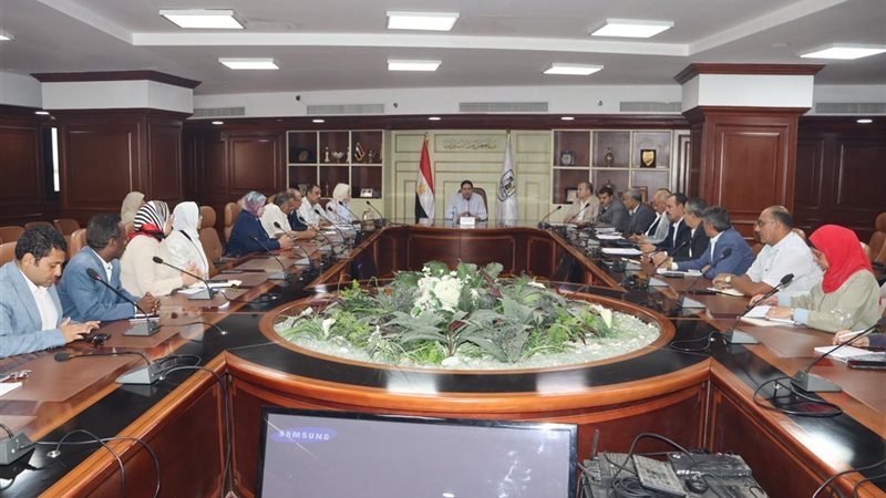 إجتماع نائب المحافظ مع اللجنة
