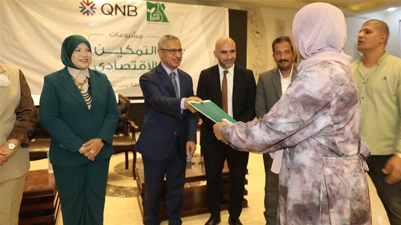 المحافظ يسلم عقود التمويل