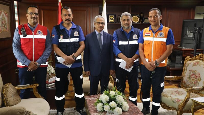 المحافظ يكرم المسعف