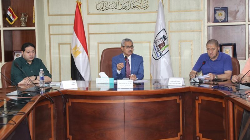 إجتماع المحافظ لتحسين خدمة المياه والصرف