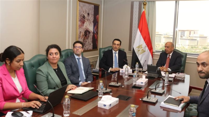 وزير الكهرباء يجتمع مع وفد سكاتك