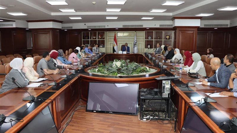 المحافظ مع فريق محورالتنمية