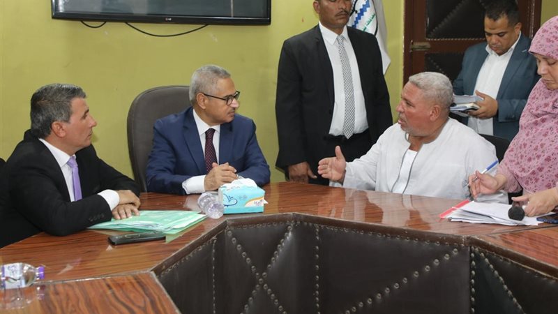 المحافظ يستمع لشكاوى المواطنين