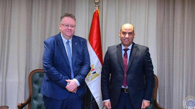 وزير العمل ومدير