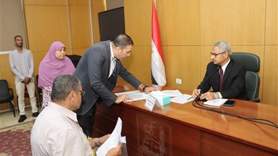 محافظ بني سويف يكلف بتوفير الحماية الاجتماعية والطبية لبعض الأسر الأولى بالرعاية