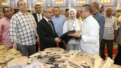 محافظ بنى سويف يتفقد المعرض الخيرى لتوفير الزى والمستلزمات الدراسية 