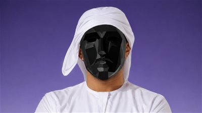 هزاع ريفيو.. حكاية صانع المحتوى المقنع الذي أثار الجدل بظهوره المميز