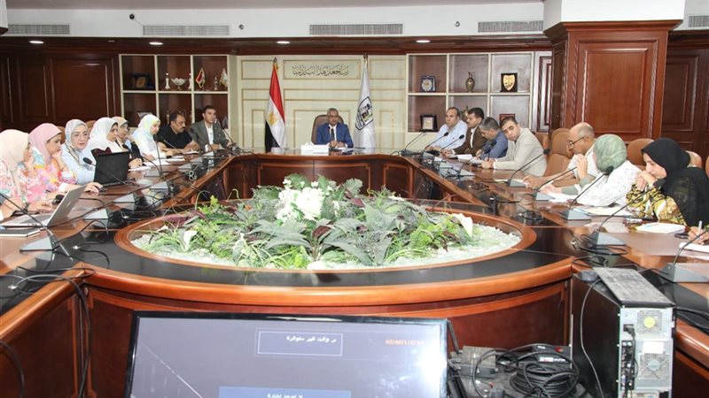  إجتماع المحافظ بحملة الماجستير والدكتوراه