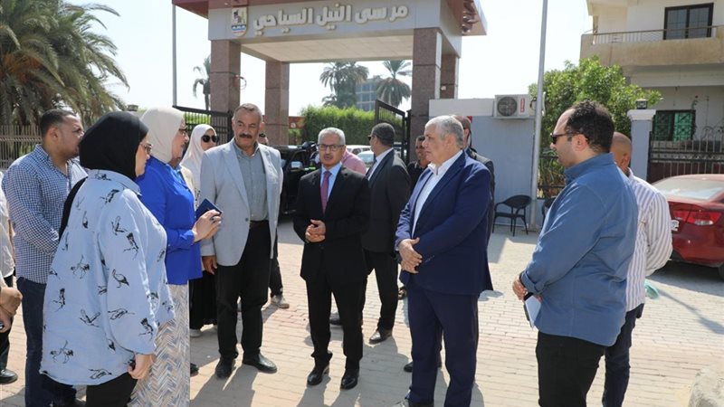 المحافظ أثناء الجولة