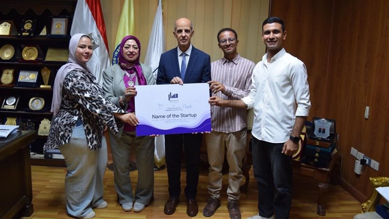 رئيس الجامعة يستقبل الفريق الفائز