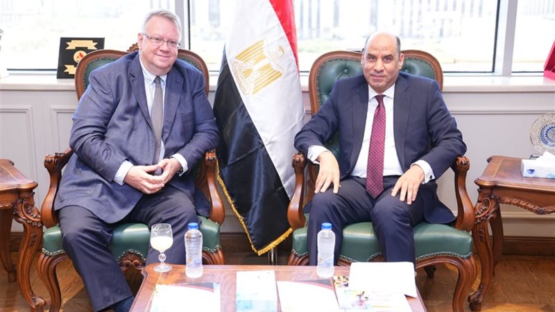 وزير العمل ومدير
