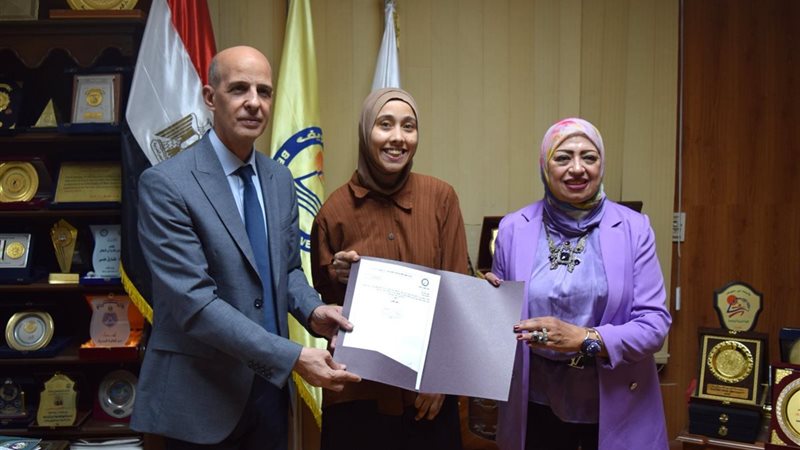 منحة لطالبة من ذوى