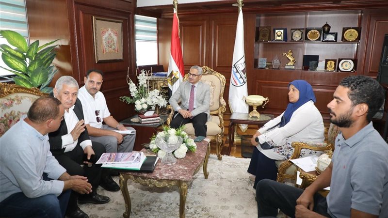 لقاء المحافظ بمسؤلى