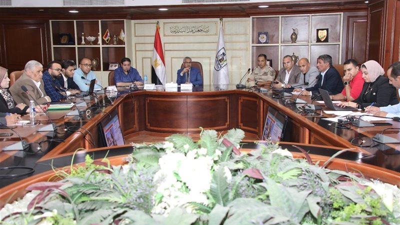 المحافظ يناقش الموقف