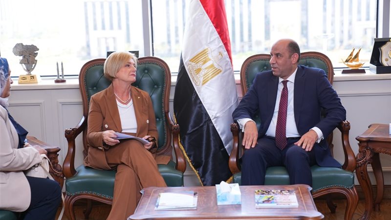 وزير العمل ونظيرته
