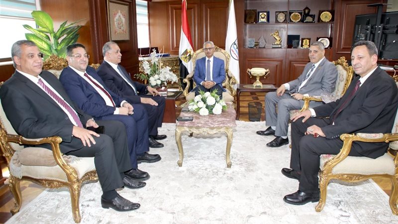 المحافظ ووفد نقابة