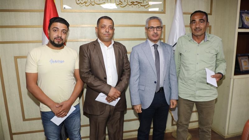 المحافظ يكرم عاملين