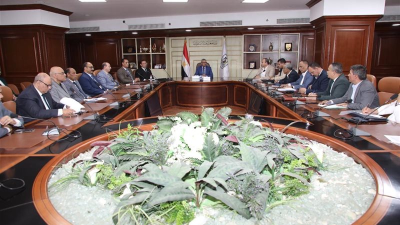 المحافظ يتابع إستعدادات بدء الدراسة